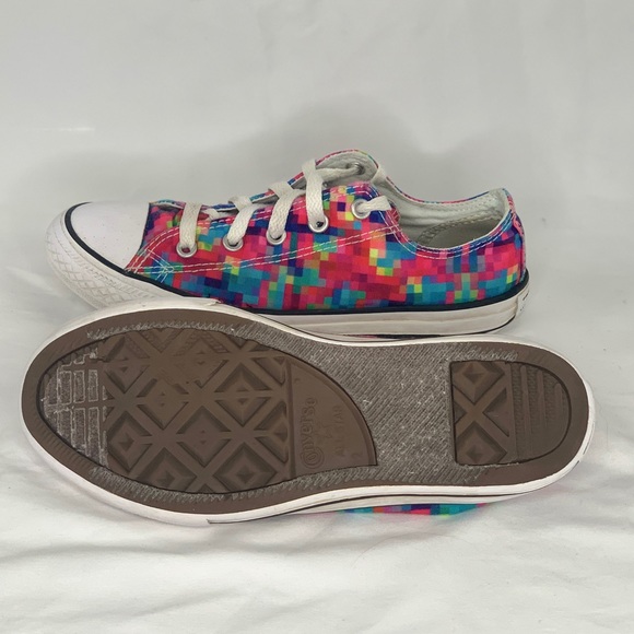 Chuck Taylor All-Star Lows - Youth size 2 - Picture 2 of 7
